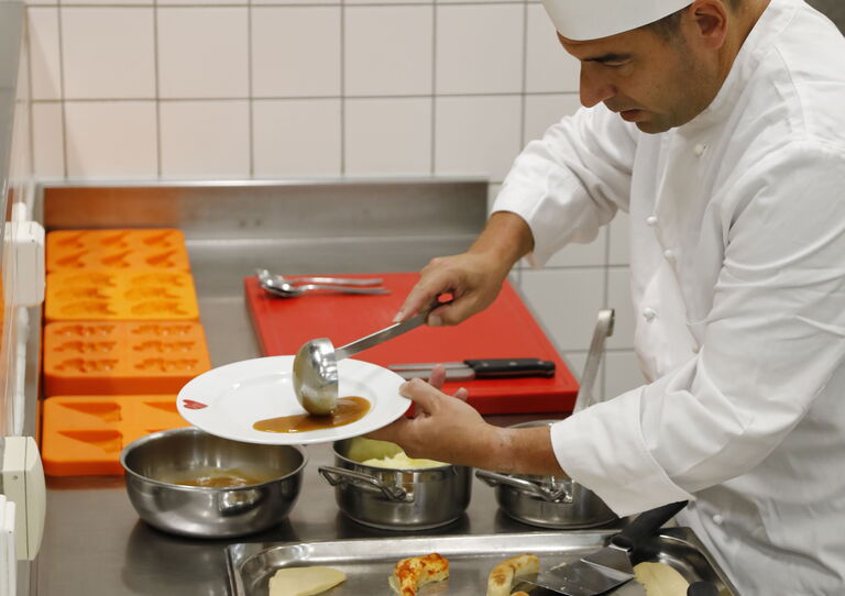 Michael Buchegger von der SANA Qualitätssicherung bekocht unsere Bewohner*innen Michael Buchegger von der SANA Qualitätssicherung bekocht unsere Bewohner*innen