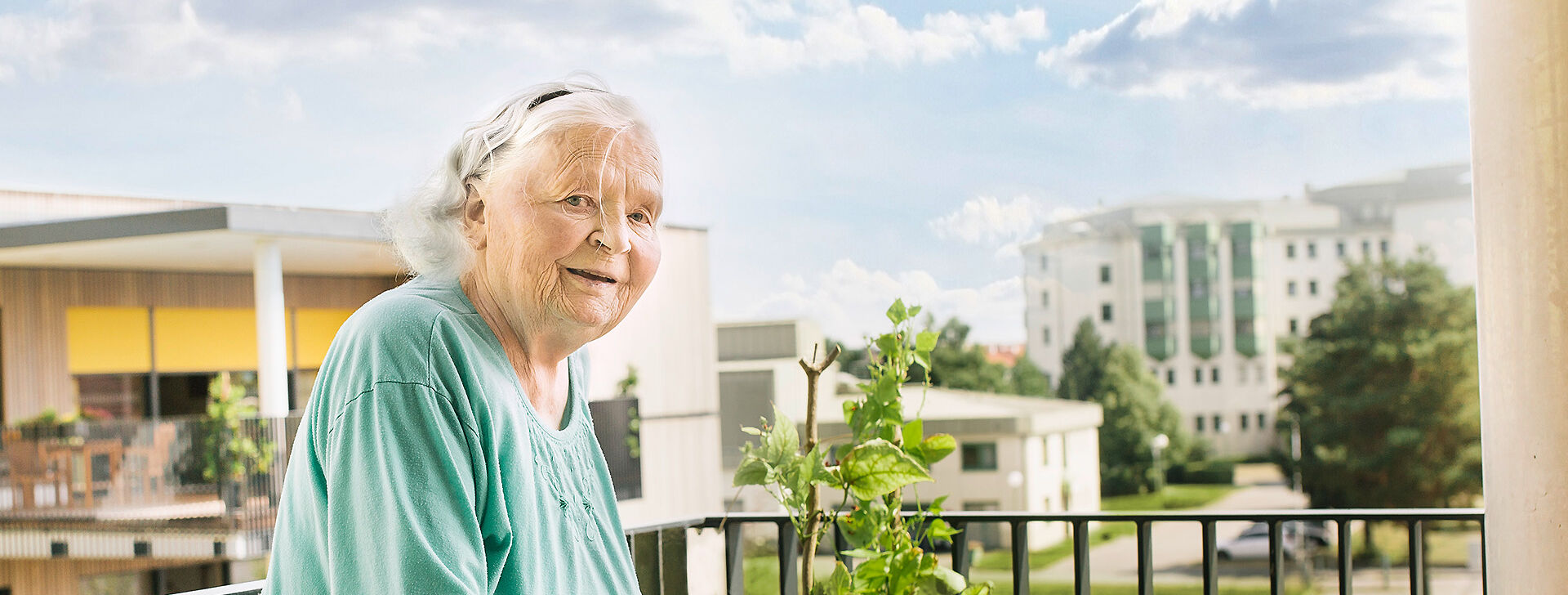Eine Bewohnerin auf dem Balkon.