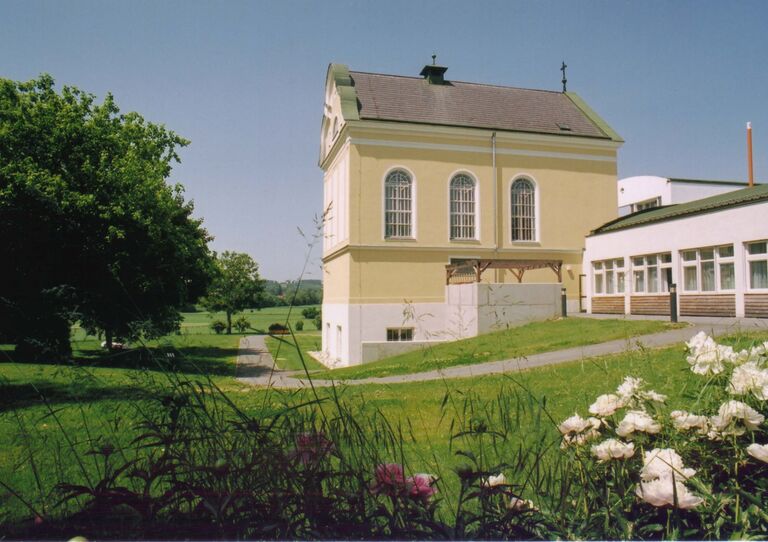 Die hauseigene Kapelle inmitten des grünen Parks.
