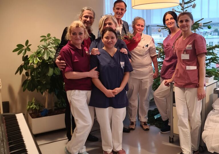 Sänger René Rumpold besuchte für ein Weihnachtskonzert die Multiple Sklerose-Station Lazarus im Pflegekrankenhaus Seeböckgasse Sänger René Rumpold besuchte für ein Weihnachtskonzert die Multiple Sklerose-Station Lazarus im Pflegekrankenhaus Seeböckgasse