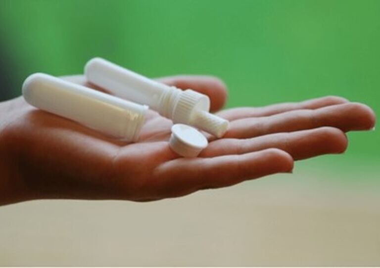 Ein Inhalierstift zum Selbermachen liegt auf einer Handfläche auf.