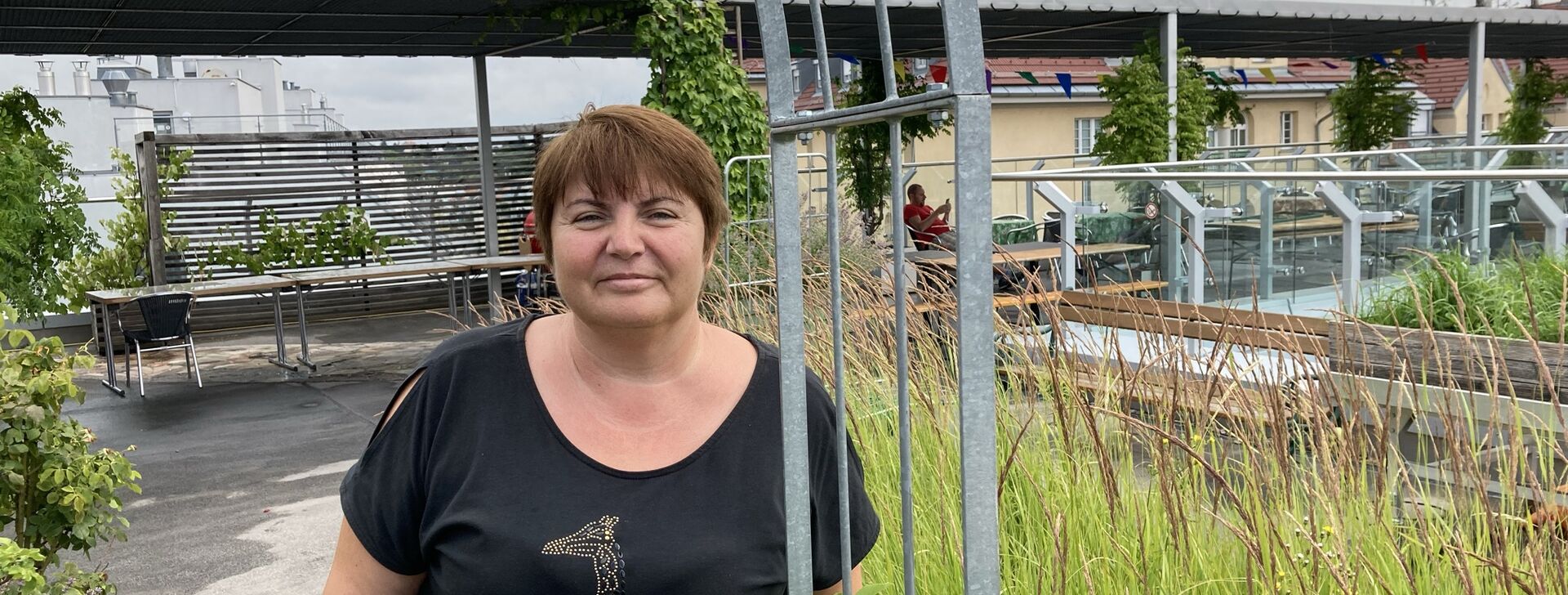 Gorica Popovic steht auf der Dachterrasse des Pflegekrankenhauses Seeböckgasse.