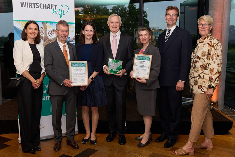 Elmayer: Engagement für Haus der Barmherzigkeit ausgezeichnet Tanzschule Elmayer gewinnt „Wirtschaft hilft Awards 2024“ in der Kategorie „Langzeitkooperationen“ für 102 Jahre Hilfsbereitschaft.