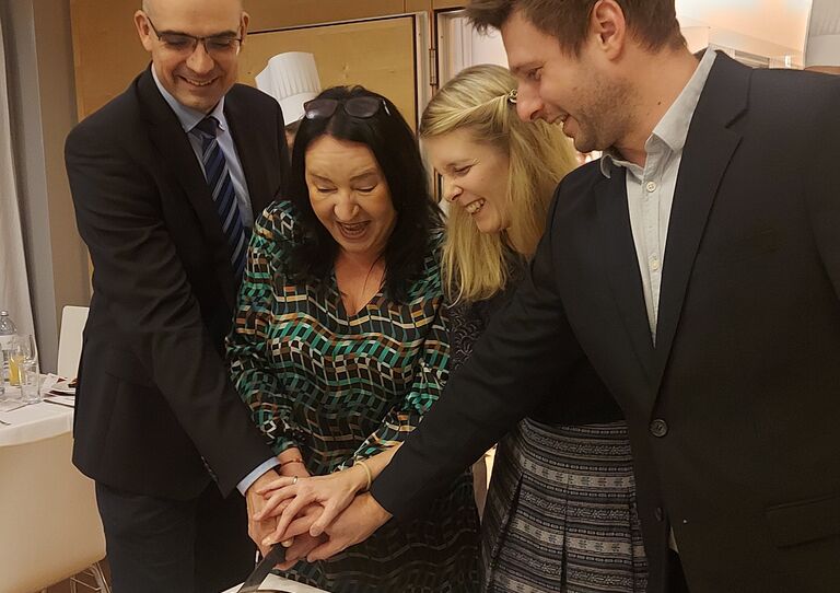 Im Pflegekrankenhaus Tokiostraße wurde die Weihnachtstorte feierlich von der kollegialen Führung angeschnitten Im Pflegekrankenhaus Tokiostraße wurde die Weihnachtstorte feierlich von der kollegialen Führung angeschnitten