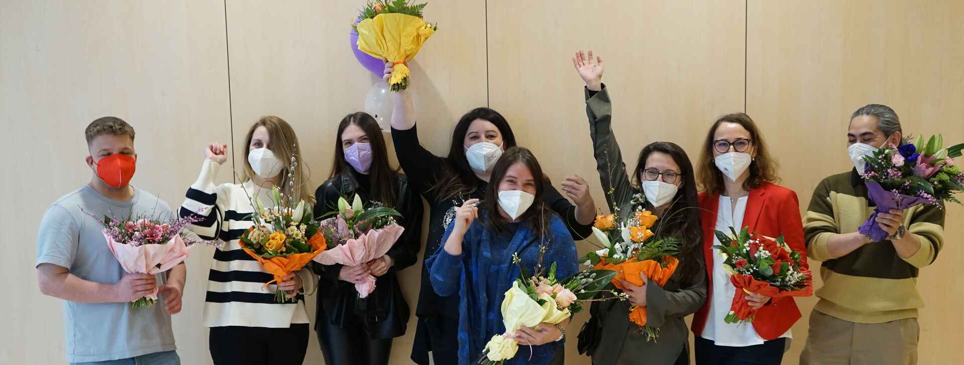 Kolleginnen aus den Pflegeeinrichtungen Wien stehen für ein Gruppenbild zusammen.