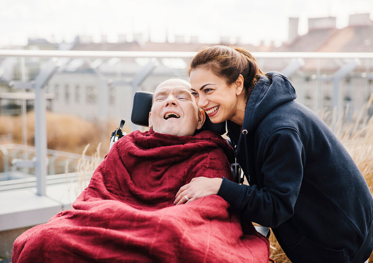 Mitarbeiterin mit Bewohner Mitarbeiterin mit Bewohner